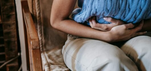 ¿Por qué me duele la panza todo el tiempo? Síndrome de Intestino Irritable, síntomas y tratamiento con evidencia científica