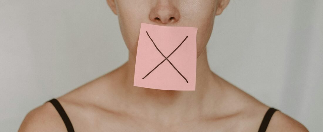 ¿Por qué tengo tantos eructos? Causas y tratamiento psicológico de los eructos supragástricos