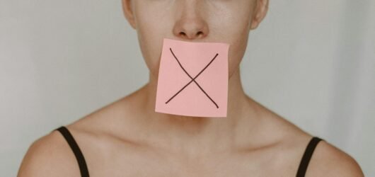 ¿Por qué tengo tantos eructos? Causas y tratamiento psicológico de los eructos supragástricos
